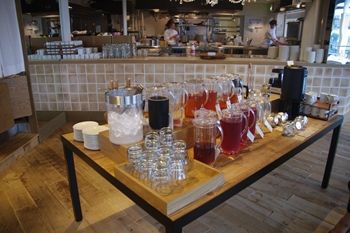 横浜みなとみらいにあるカフェレストラン「24/7」のドリンクバー