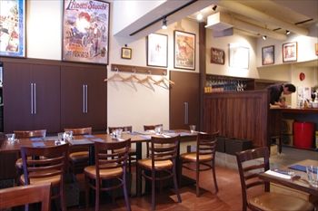 横浜にあるイタリアン「トラットリア ビコローレ ヨコハマ」の店内