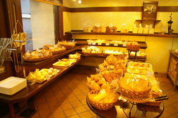 横浜大倉山のおいしいパン屋さん「アンソレイユ」の店内