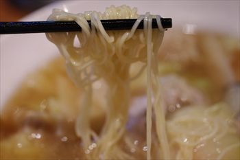 横浜センター南にある「ウミガメ食堂」のワンタン麺