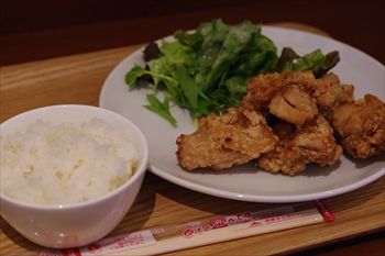MARK IS みなとみらいにある「らんまん食堂」のからあげ