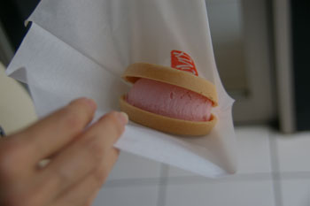 横浜白楽にある「Tsubomi」のさくらアイスクリーム