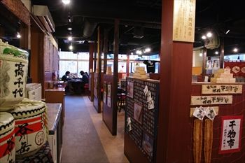 新横浜にある唐揚げ食べ放題の居酒屋「魚鶏屋」の店内