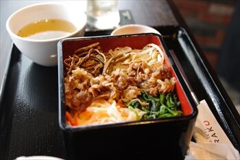 横浜桜木町にある焼肉店「桜木町de焼肉DOURAKU」のランチ