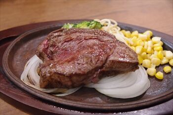 横浜にあるステーキハウス「ヒーローズ」のステーキ