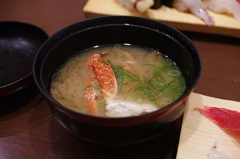 新横浜にあるお寿司屋さん「沼津魚がし鮨」のかに汁