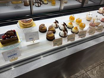 横浜にあるペストリーショップ「ドーレ」の店内