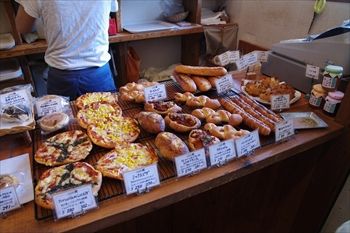 横浜こどもの国のパン屋さん「パナデリア シエスタ」の店内