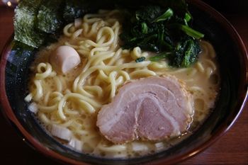 横浜にある家系ラーメンのお店「町田商店」のラーメン
