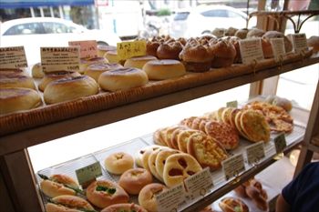 逗子にあるパン屋さん「ブローニュ」の店内