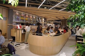 Newman横浜にある「2416MARKET PASTA&」の外観