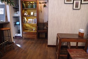 横浜白楽にあるカフェ「ル・ミトロン カフェ」の店内