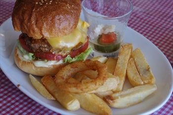 横浜藤が丘にある「ココチバーガーズ」のハンバーガー