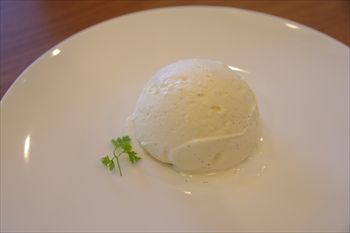 横浜東神奈川にあるパン屋「パンドウー(Pain de U)」のアイス