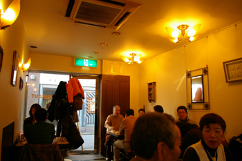 横浜元町にある洋食屋「洋食の美松」の店内