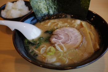 横浜鴨居にあるおいしいラーメン店「山剛家」のラーメン