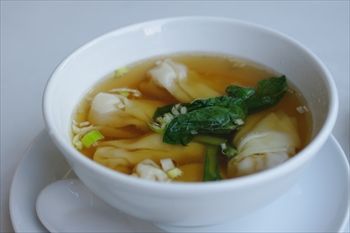 新高島にある中華料理店「中国美食 唐苑酒楼」のスープ