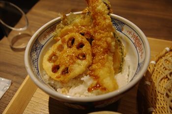 横浜モアーズにある蕎麦屋「そばしき」の天丼