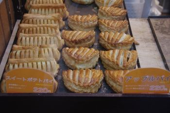 横浜白楽にあるメロンパン専門店「アルテリアベーカリー」の店頭