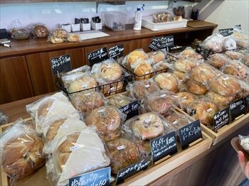大倉山にあるベーグル店「CAMELBAGEL(キャメルベーグル)」の店内