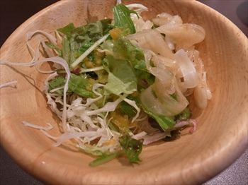 横浜日本大通りにある洋食店「洋食のtaku」のサラダ
