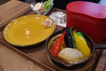横浜元町にあるスープカレー専門店「アルペンジロー」のカレー