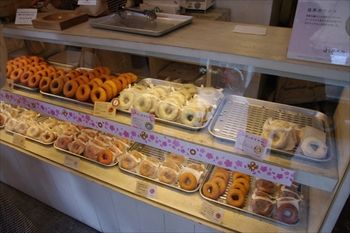 横浜元町にあるドーナッツ専門店「はらドーナッツ」の店内