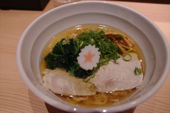 横浜新高島にあるラーメン店「横濱中華そば 上星商店」のラーメン
