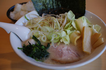 横浜鴨居にあるおいしいラーメン店「山剛家」のラーメン