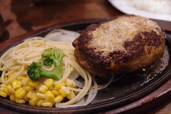 横浜にあるステーキハウス「ヒーローズ」のハンバーグ