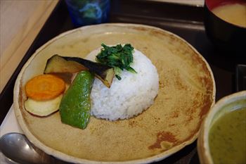 横浜桜木町にある定食屋「TSUBAKI食堂」のランチ
