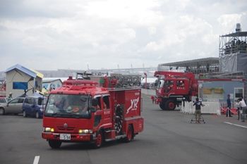 横浜みなとみらいの九都県市合同防災訓練の風景