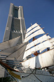 横浜みなとみらいの横浜ランドマークタワーと総帆展帆された日本丸