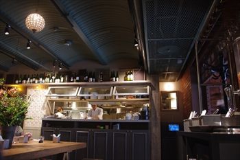横浜赤レンガ倉庫にあるイタリアン「グリップオーガニック」の店内