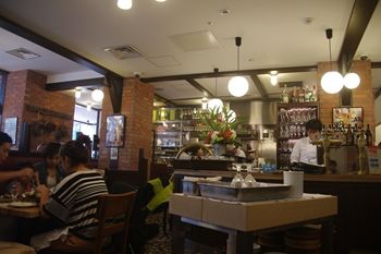 新横浜にある洋食屋さん「つばめグリル」の店内