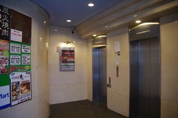 横浜西口のカフェ「カワラカフェ&ダイニング プラス」の入り口