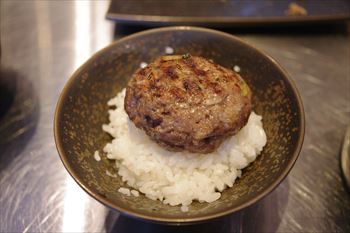 横浜桜木町にあるハンバーグ店「美食酒場ニクノカタマリ」のランチ