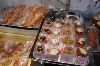 横浜白楽にあるパン屋「ラトリエパンドットコム」の店内