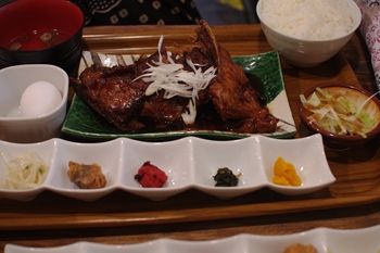 横浜関内にある居酒屋「魚屋はちまき」のランチ定食