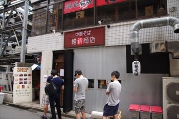横浜西口エリアにあるラーメン店「中華そば 維新商店」の外観