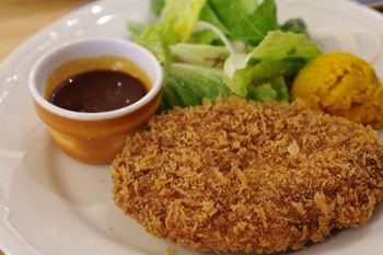 新横浜にある洋食屋さん「つばめグリル」のメンチカツ