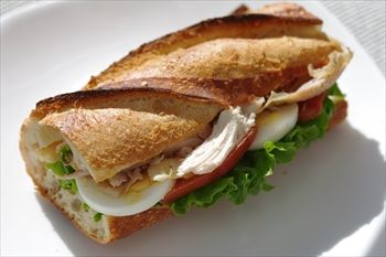 センター南にあるパン屋「パティスリー トレトゥール アダチ」のパン