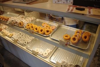 横浜元町にあるドーナツ店「はらドーナッツ」の店内