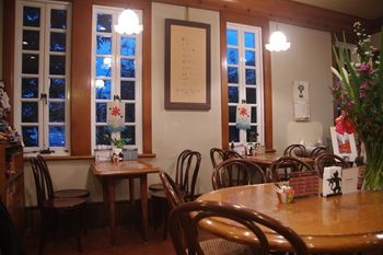 横浜港の見える丘公園にあるカフェ「ティールーム 霧笛」の店内