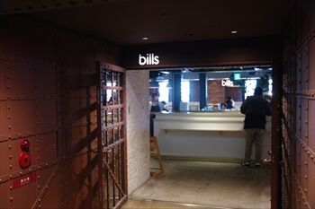 横浜赤レンガ倉庫にある「bills(ビルズ)」の入り口