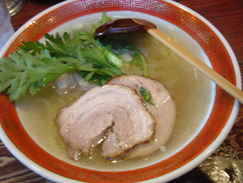 横浜元町のラーメン店「本丸亭」の本丸塩ラーメン