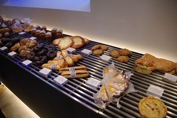 横浜元町にあるパン屋さん「ブラフ ベーカリー」の店内