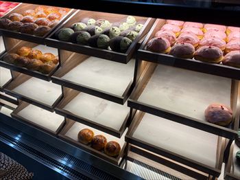 横浜にある生ドーナツ専門店「POTERI BAKERY TOKYO」の店内