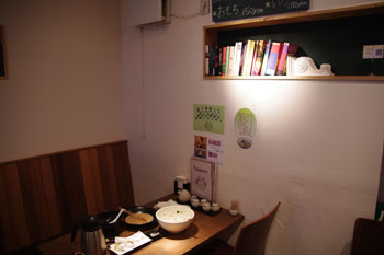 横浜石川町にあるうどん屋「かばのおうどん」の店内
