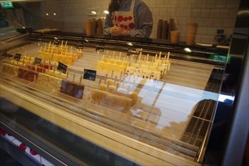 横浜桜木町にあるアイスクリームショップ「パレタス」の店内